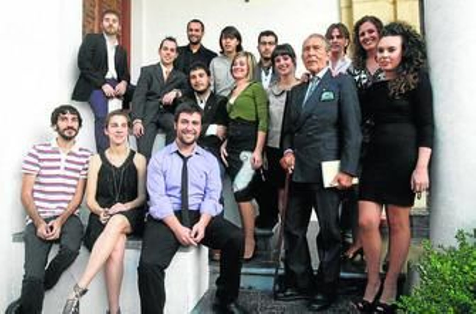 Los residentes de la novena promoción, junto a Antonio Gala.