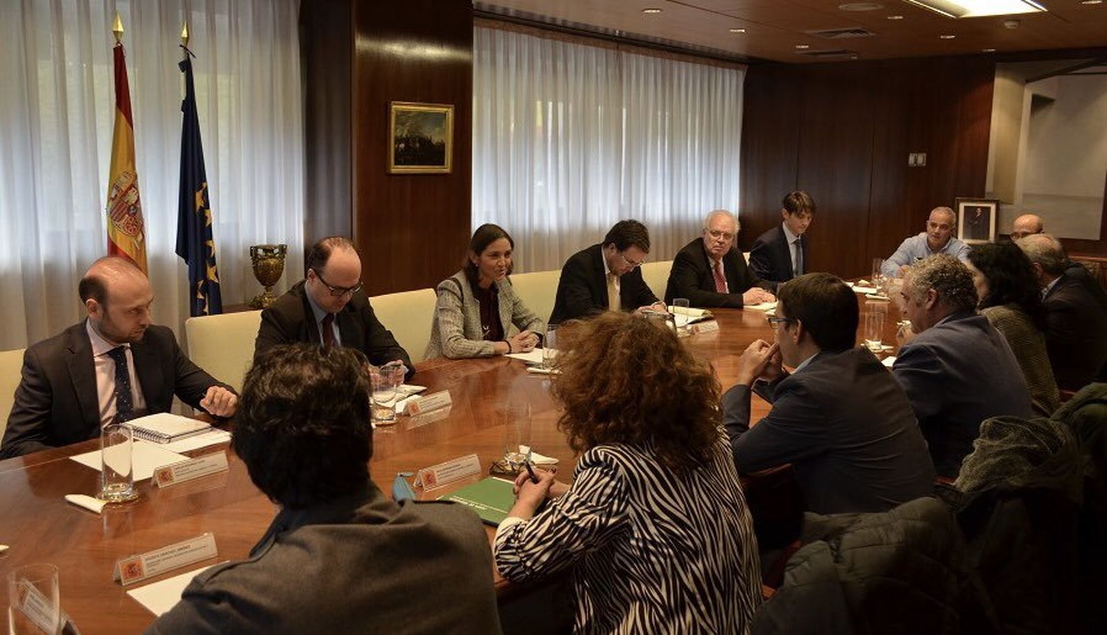 La ministra, Reyes Maroto, y el consejero de Empleode la Junta de Andalucía, Javier Carnero, están reunidos con los directivos de CEMEX.