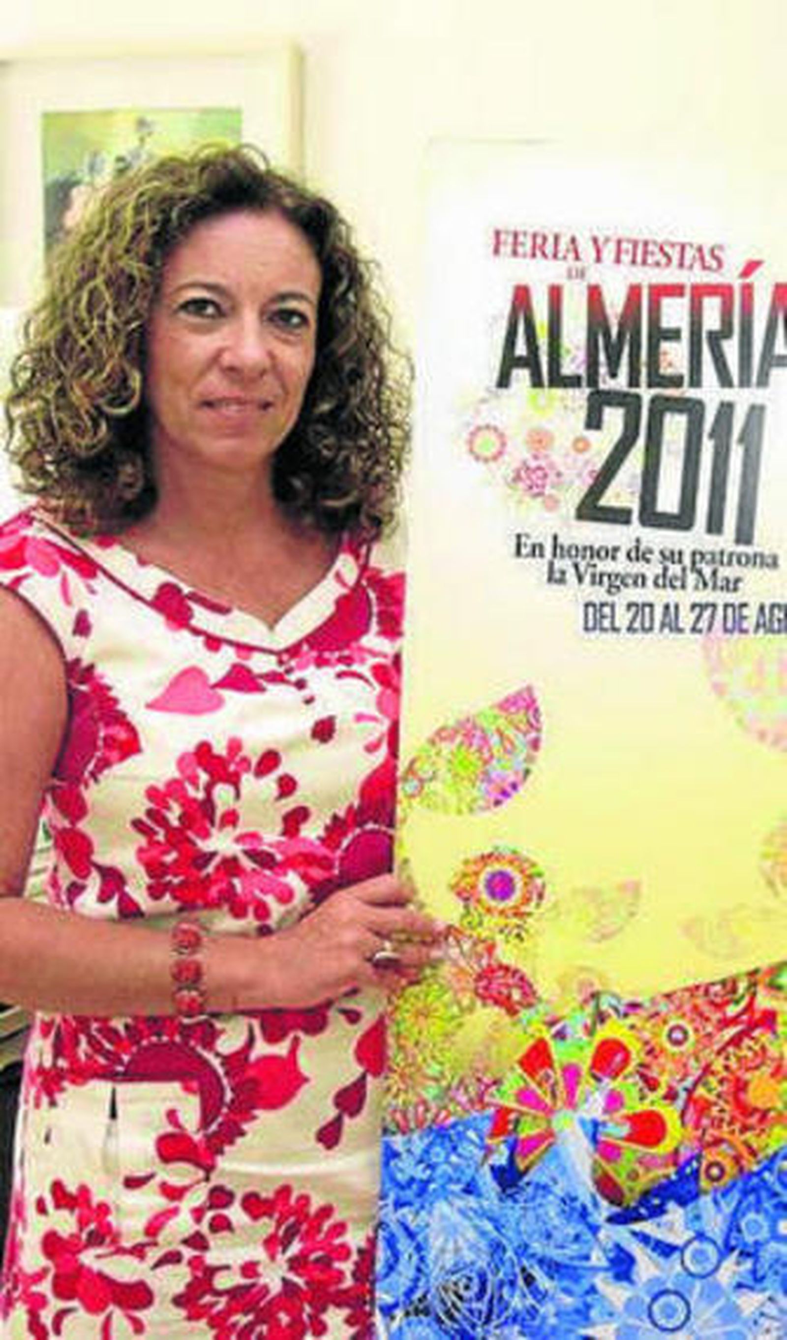 Lola de Haro junto al cartel.