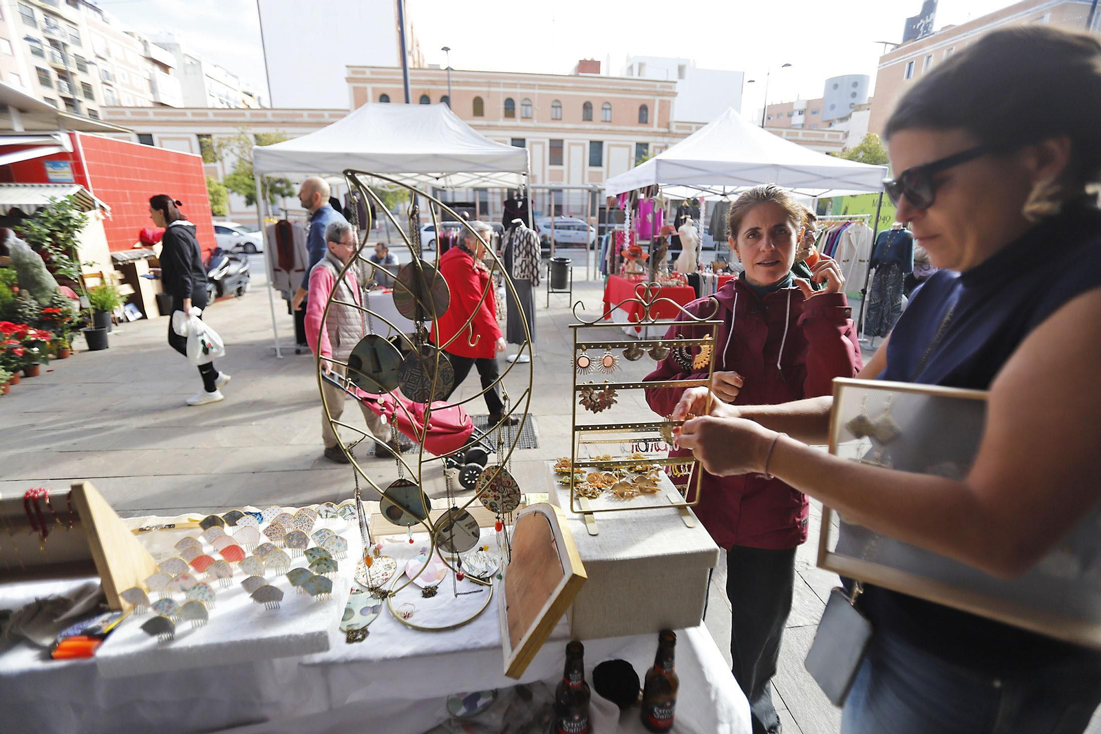 Imágenes del ambiente en el zoco del Mercado del Carmen