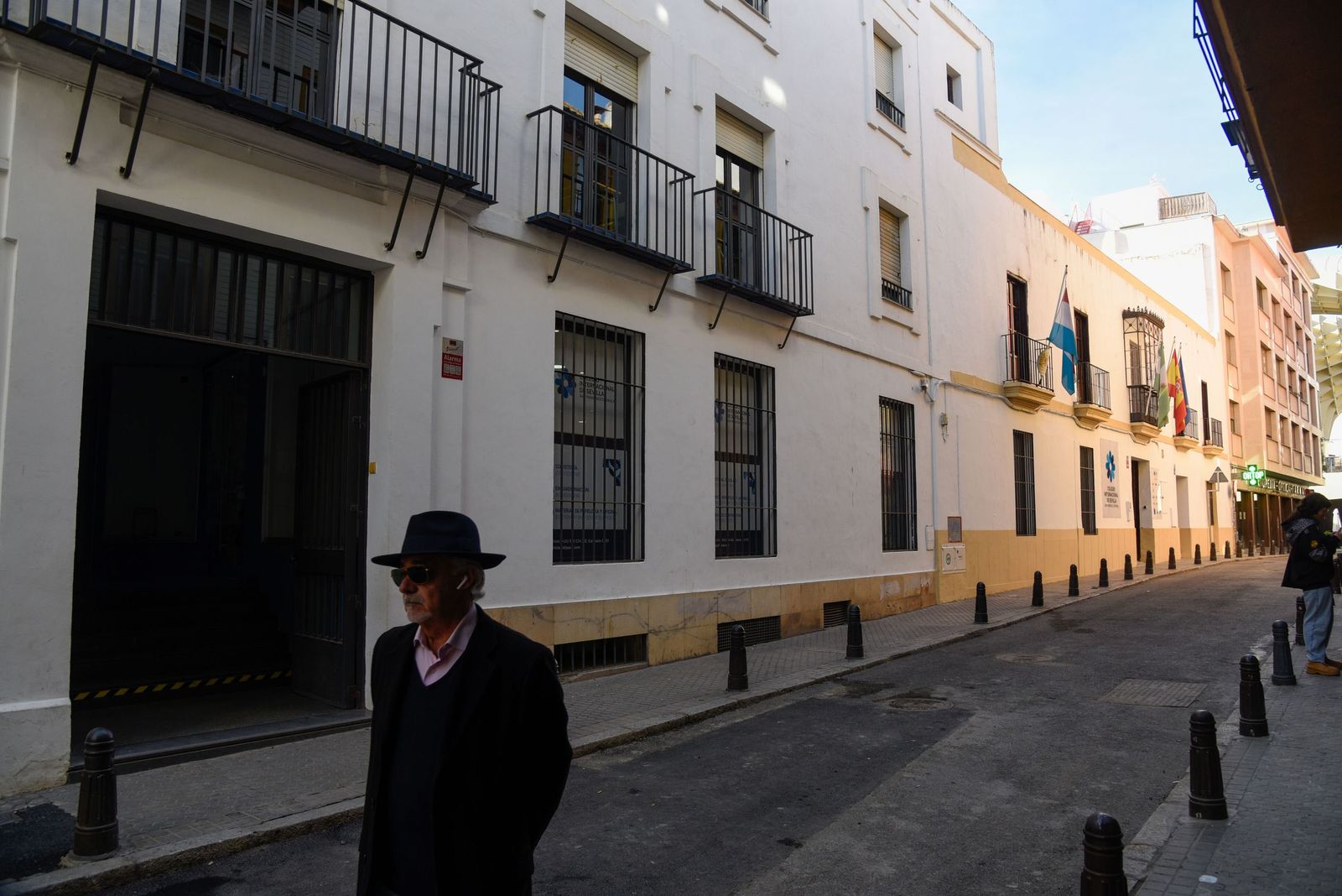 Entrada al colegio por la calle Alcázares. Al fondo, la plaza de la Encarnación.