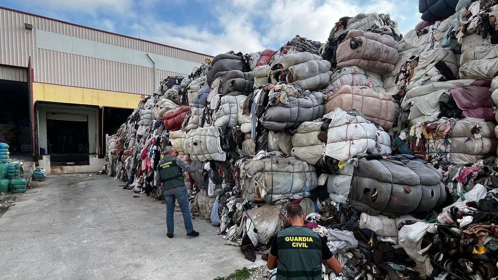 Parte de los residuos textiles localizados por la Guardia Civil en La Línea y Campamento.