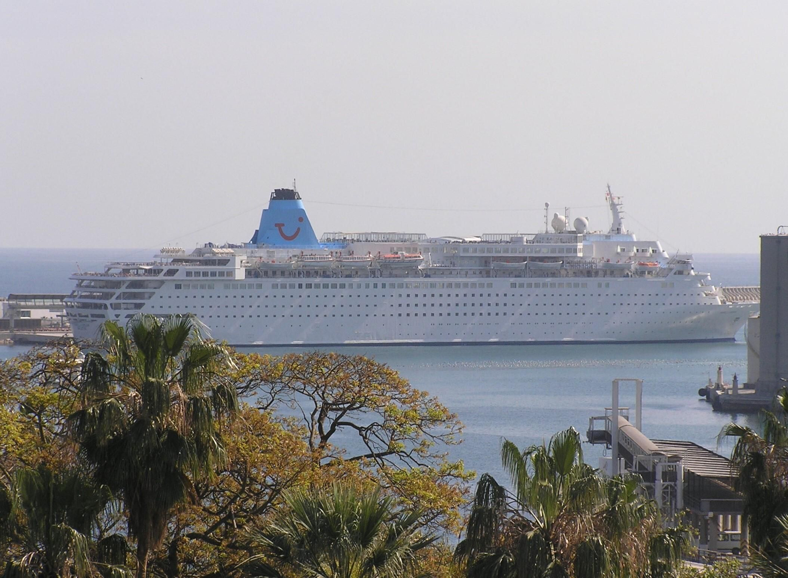 Buque de crucero ‘Marella Dream’ en el puerto de Málaga, el último que operó con pasajeros el 14 de marzo.