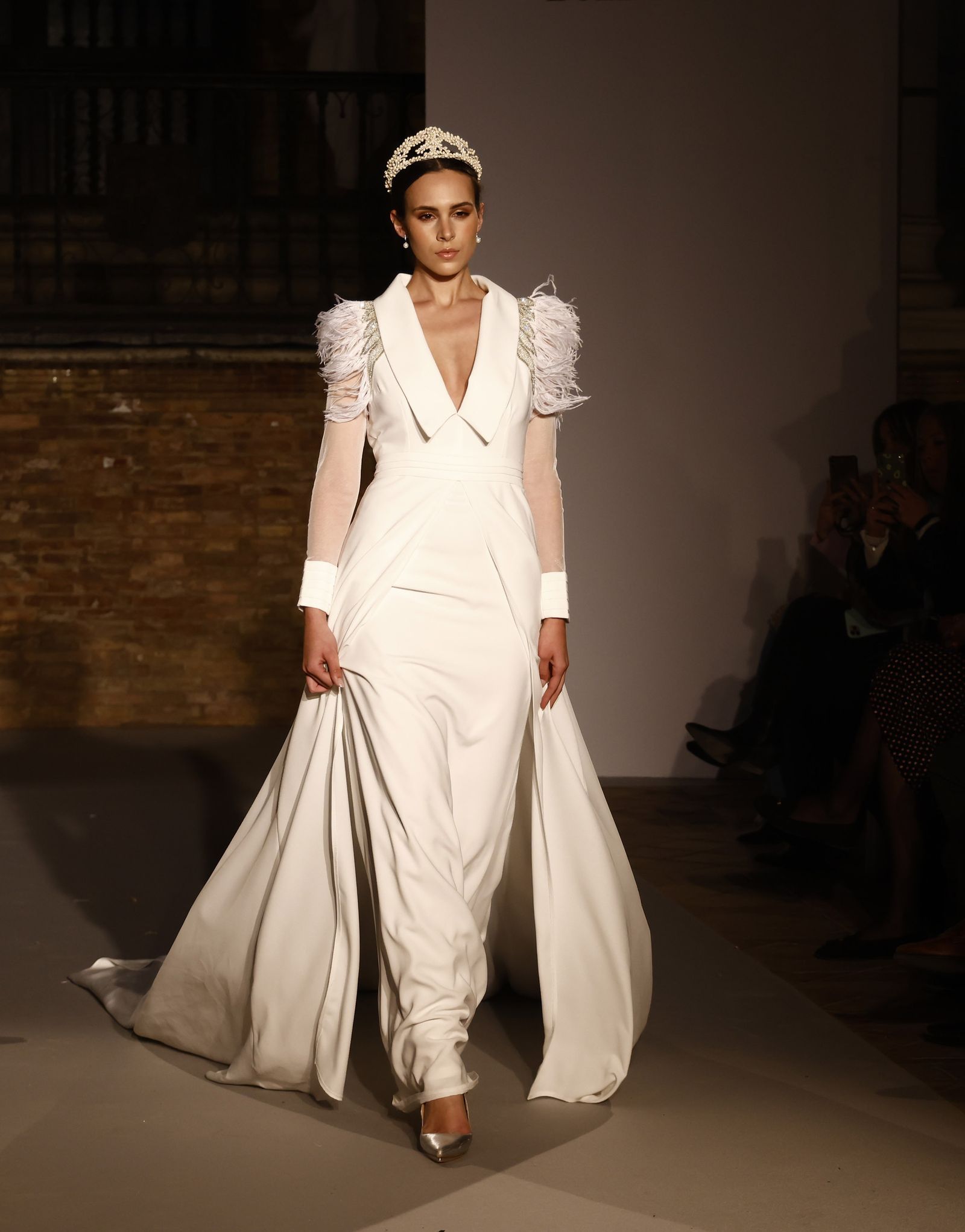 Las tendencias en vestidos de novia e invitada de la pasarela SIQ, en fotos