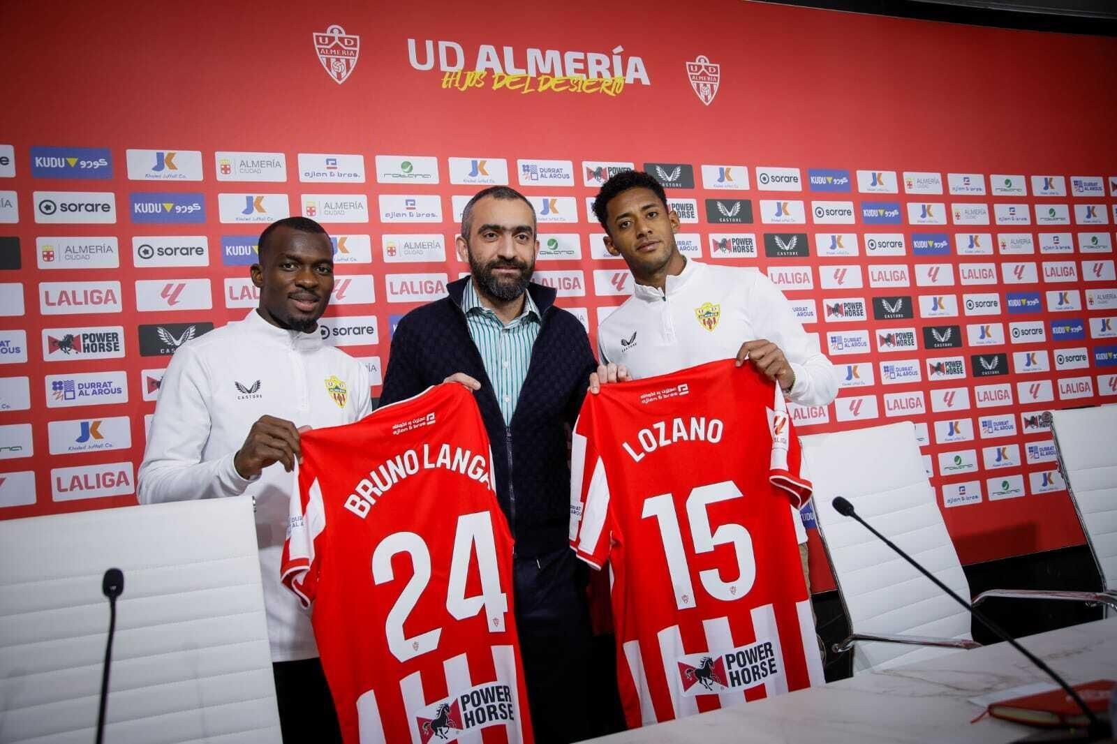 Mohamed El Assy, CEO de la UDA, flanqueado por Langa (24) y Lozano (15)