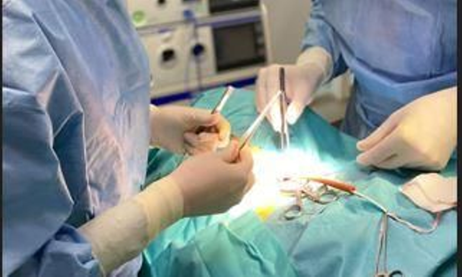 Personal sanitario manipula instrumetal quirúrgico en quirófano.