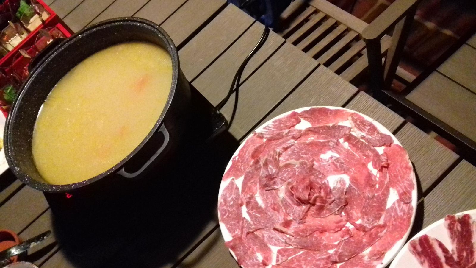 La olla con hot pot y la carne de presa ibérica para tomar a modo de fondue en la sopa