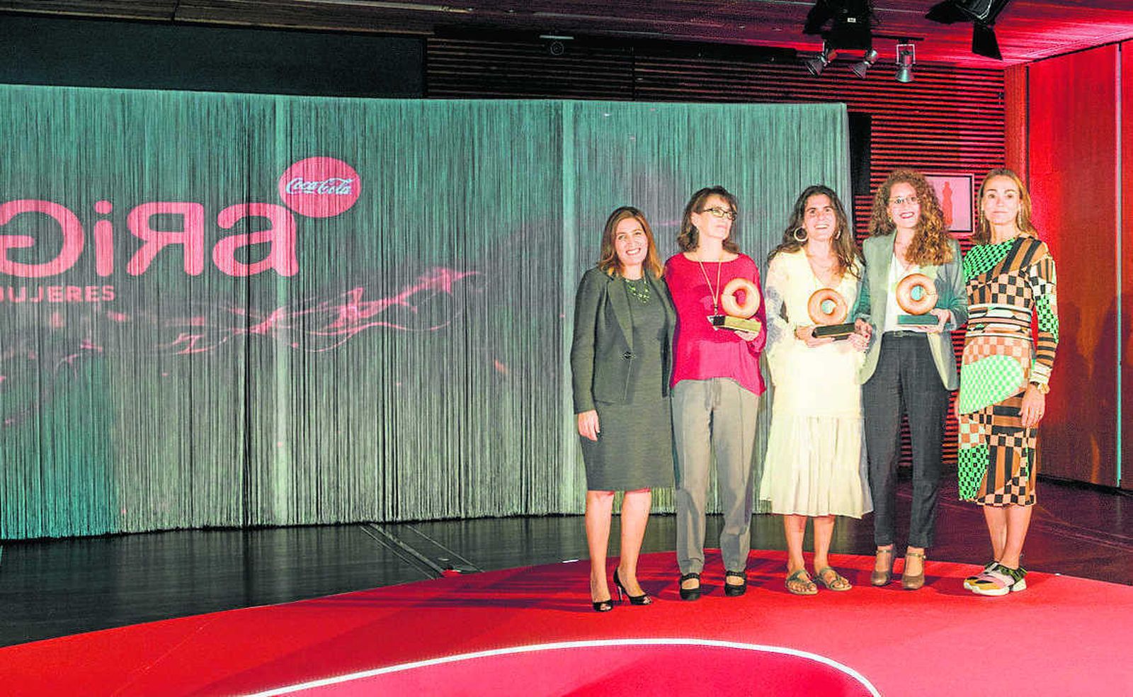 Las responsables de Coca Cola y las premiadas, en la entrega de los premios.