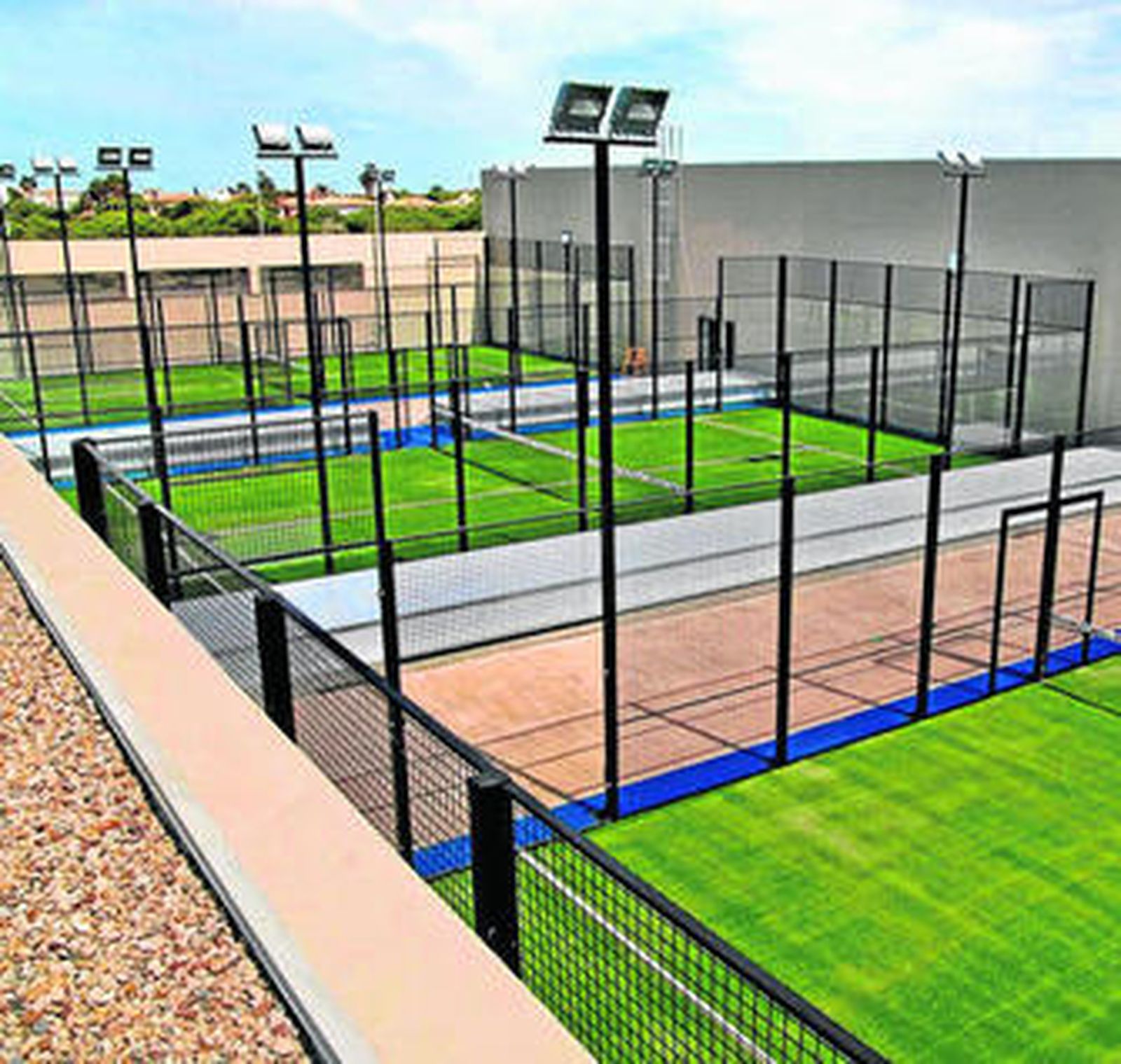 Imagen de las pistas de pádel de las instalaciones deportivas de la costa.