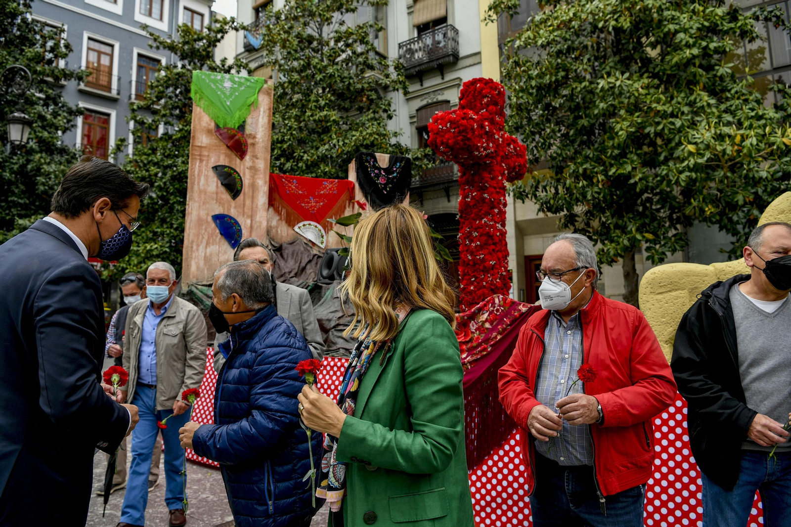 Fotos: el Día de la Cruz de Granada y su animada mañana