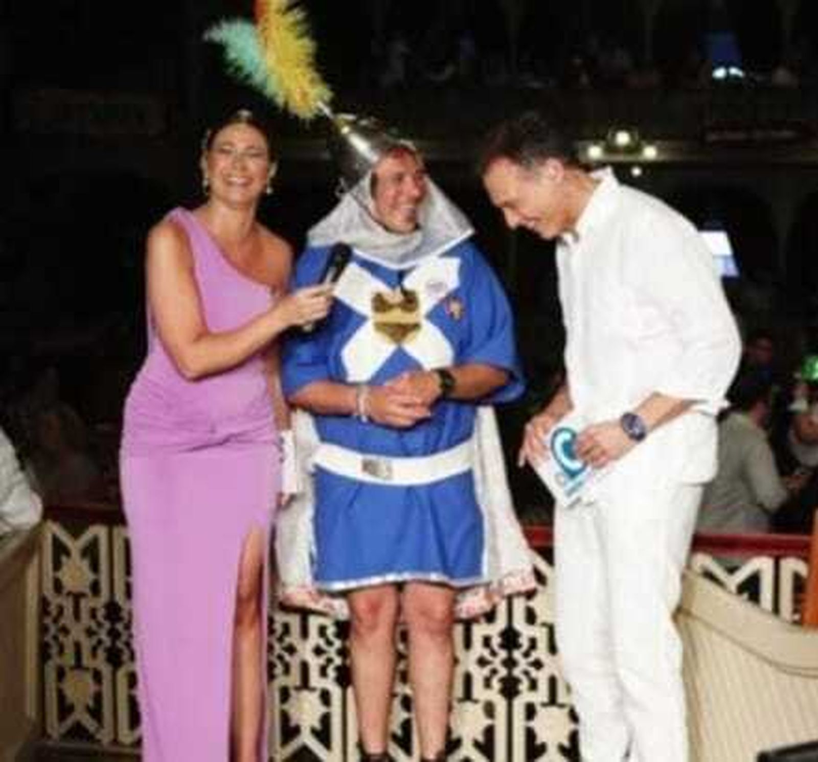 ¡Qué dos cachas, qué dos cachas, qué dos cachas tiene usted, se lo dice se lo dice, se lo dice Morsegué!