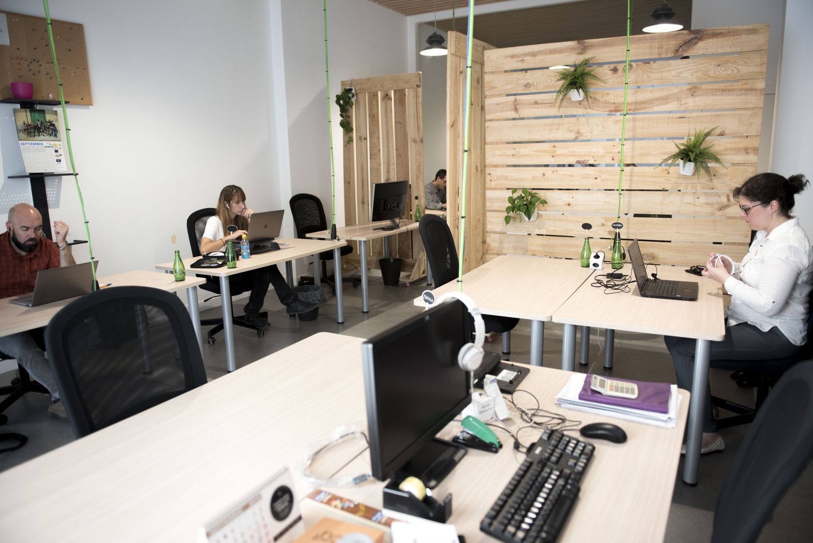 Varias 'coworkers' trabajan en el espacio Anda, situado en plena Avenida de Andalucía.