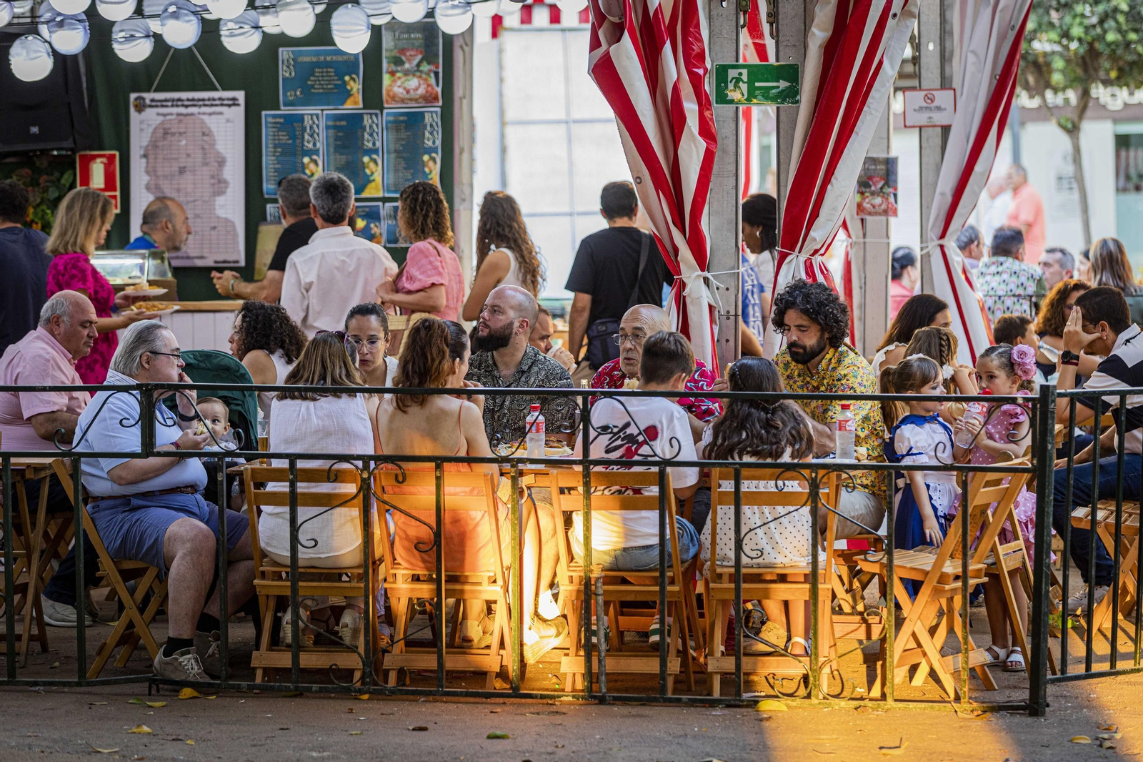 Búscate en las imágenes del viernes de Feria en San Fernando
