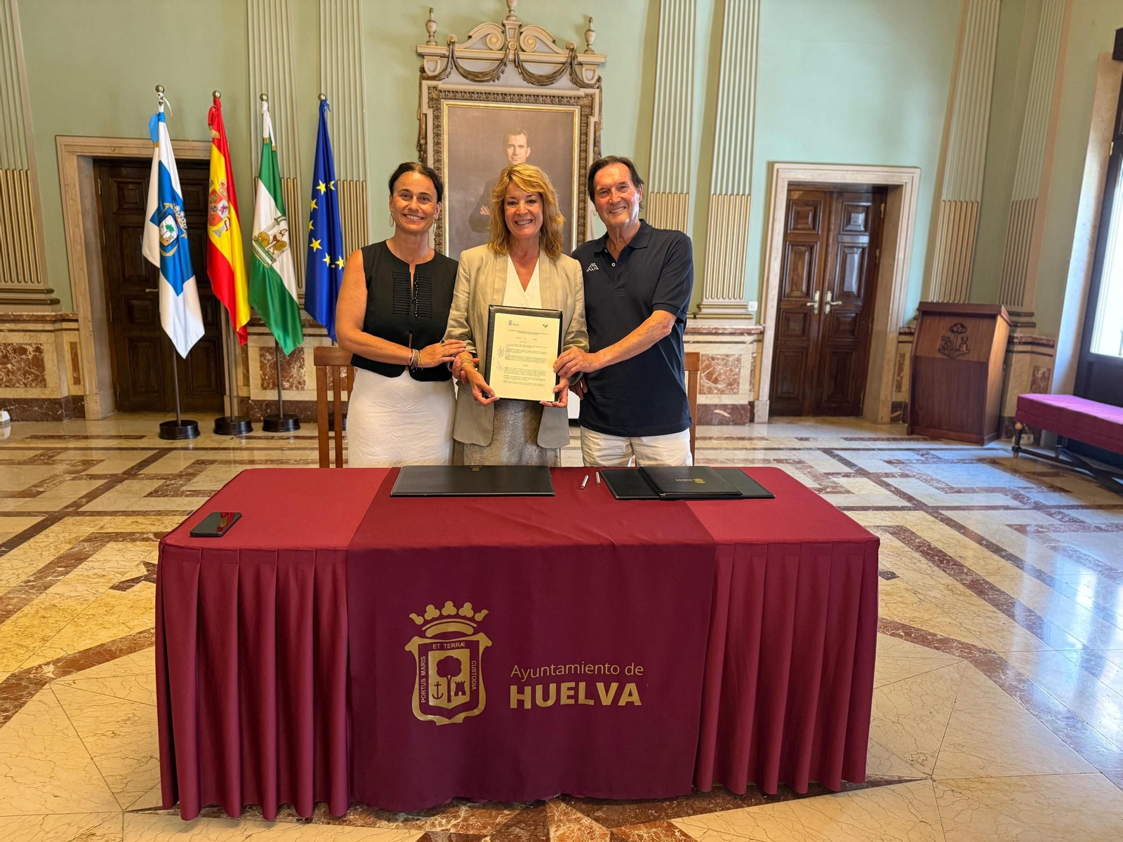 Firma del convenio del Ayuntamiento con El Teléfono de La Esperanza.