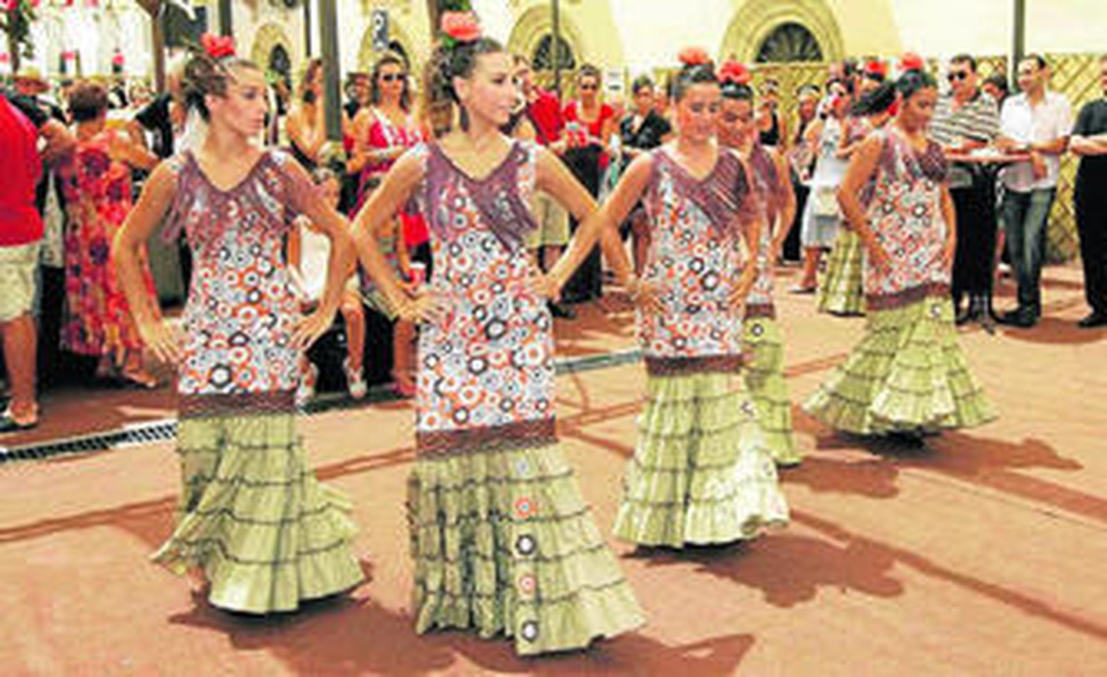 Las chicas de la escuela de Ana Soriano mostraron su arte en las calles del centro.