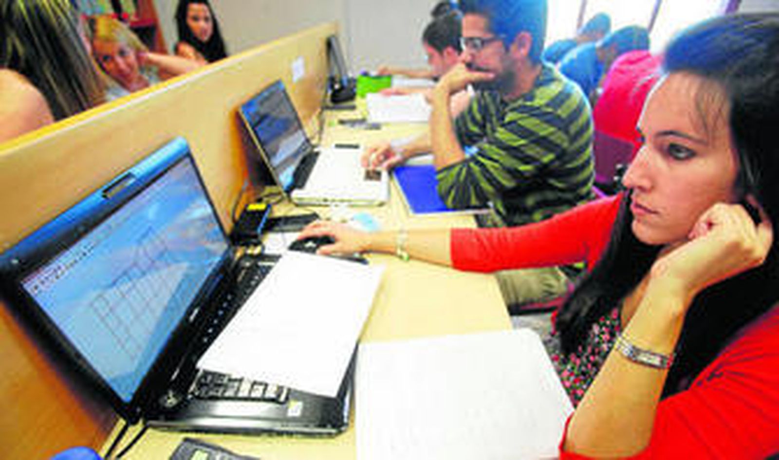 Una estudiante de la Facultad de Informática y Telecomunicaciones en Granada.