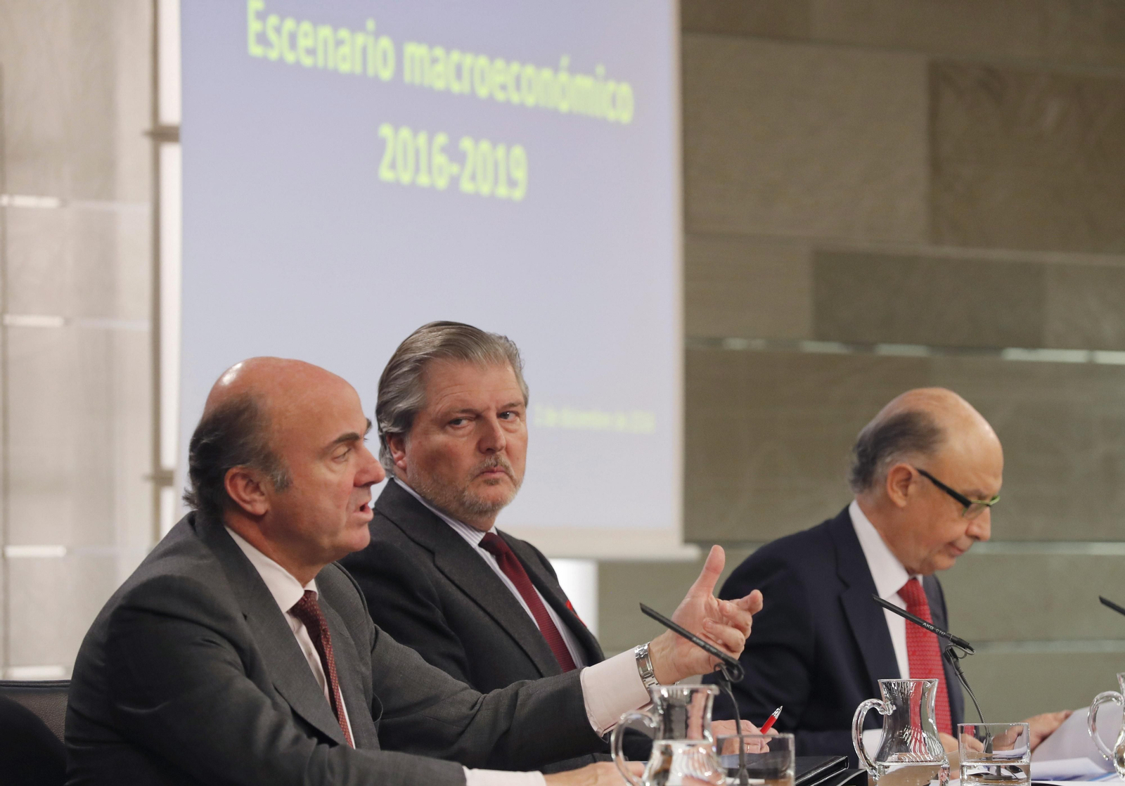 De izquierda a derecha, De Guindos, Méndez de Vigo y Montoro.
