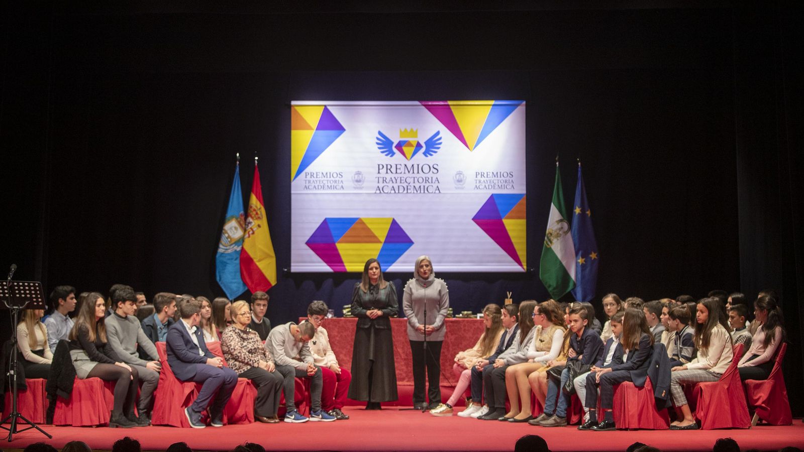 Cavada y María José Foncubierta, junto a los alumnos distinguidos.