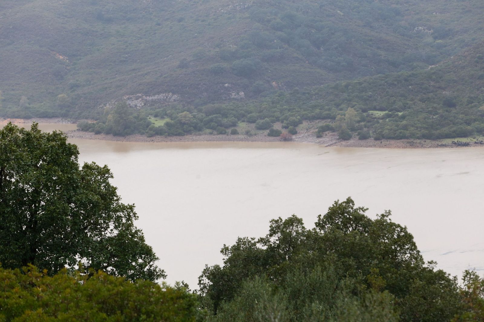 El pantano de Guadarranque, al 82% tras semanas desembalsando, en imágenes