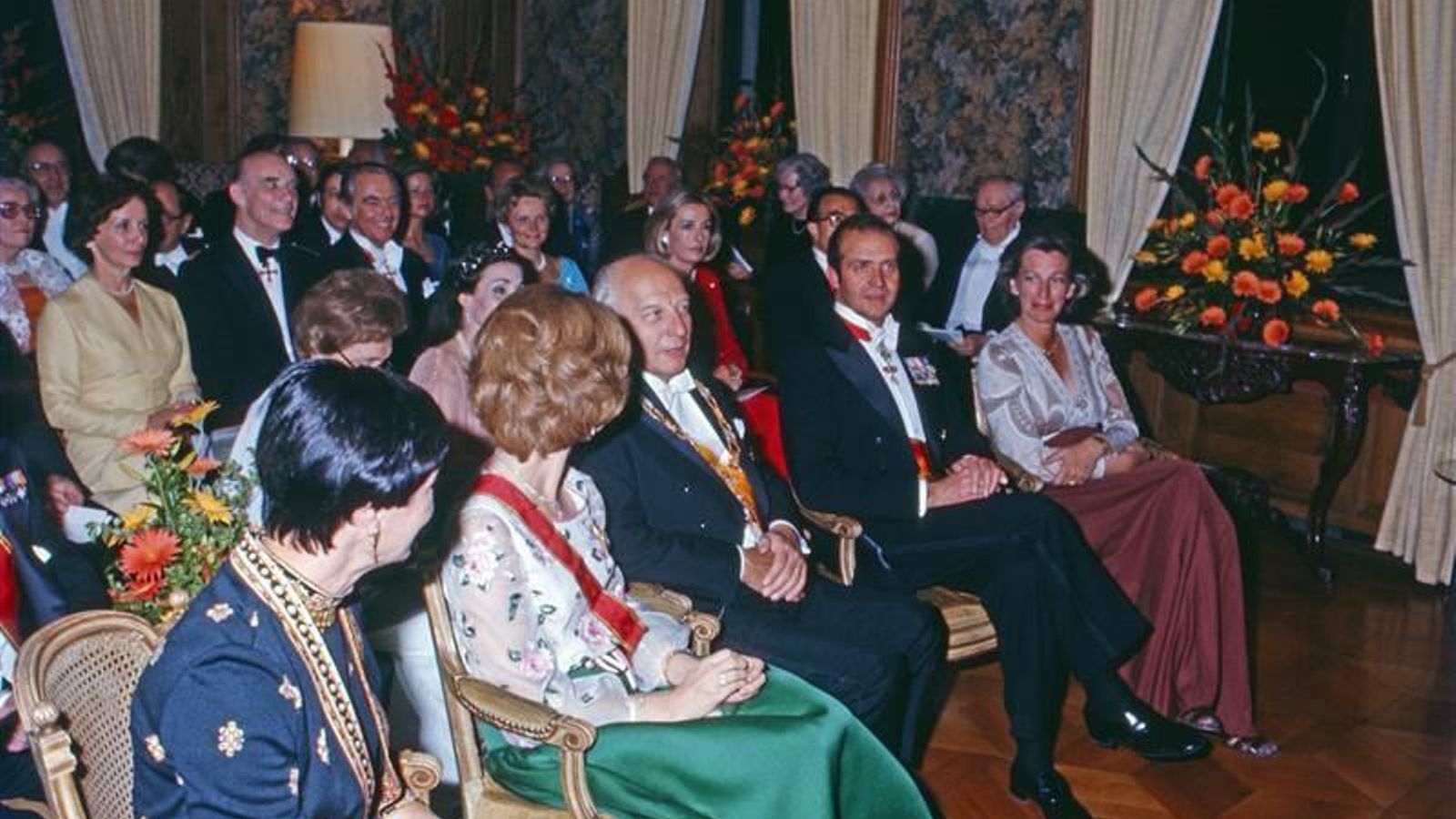 Doña Sofía en el acto celebrado en 1977 con el vestido de Valentino, junto al presidente alemán y su marido, don Juan Carlos