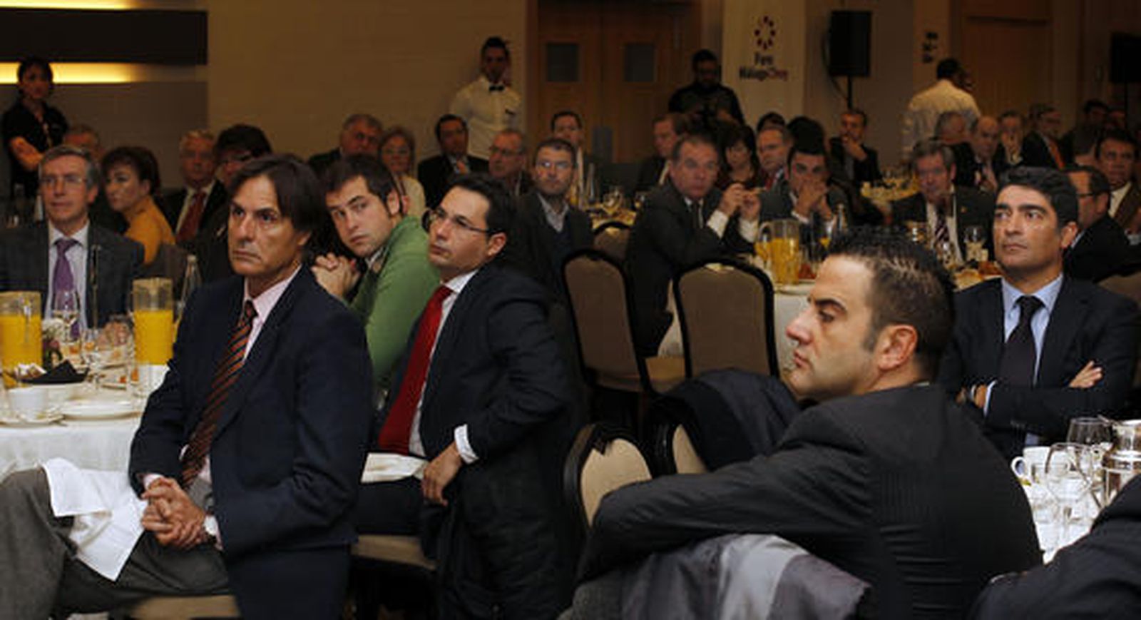 Rafael Morales, Damián Caneda, Luis Verde, Francisco Pomares, Jorge González y Javier Ferrer, atentos a la exposición de Elías Bendodo

Foto: Reportaje gr?co: Migue Fernandez y Sergio Camacho