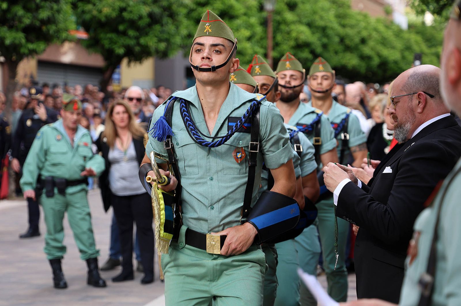 Sábado de Pasión: Imágenes de la procesión del Cristo de la Vera+Cruz portado por el Grupo de Caballería Ligero Acorazado 'Reyes Católicos' II de la Legión de Ronda