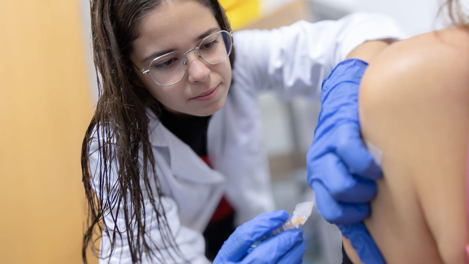 Imagen tomada durante la vacunación de una persona