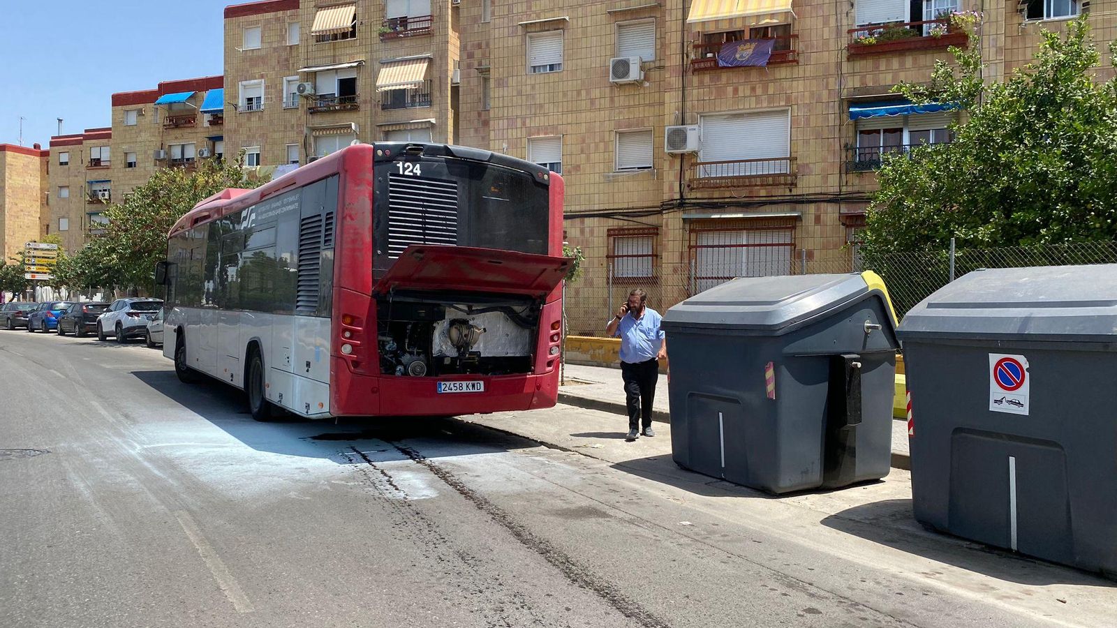 El autobús averiado, con el capó abierto.