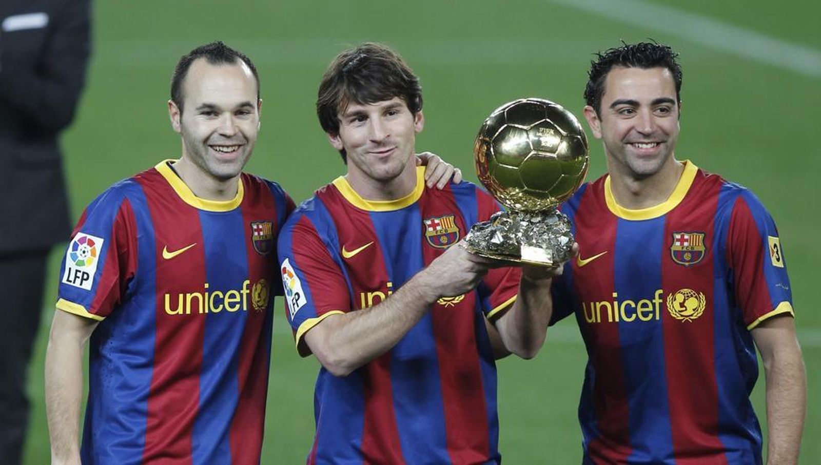Iniesta, Messi y Xavi posan con el Balón de Oro