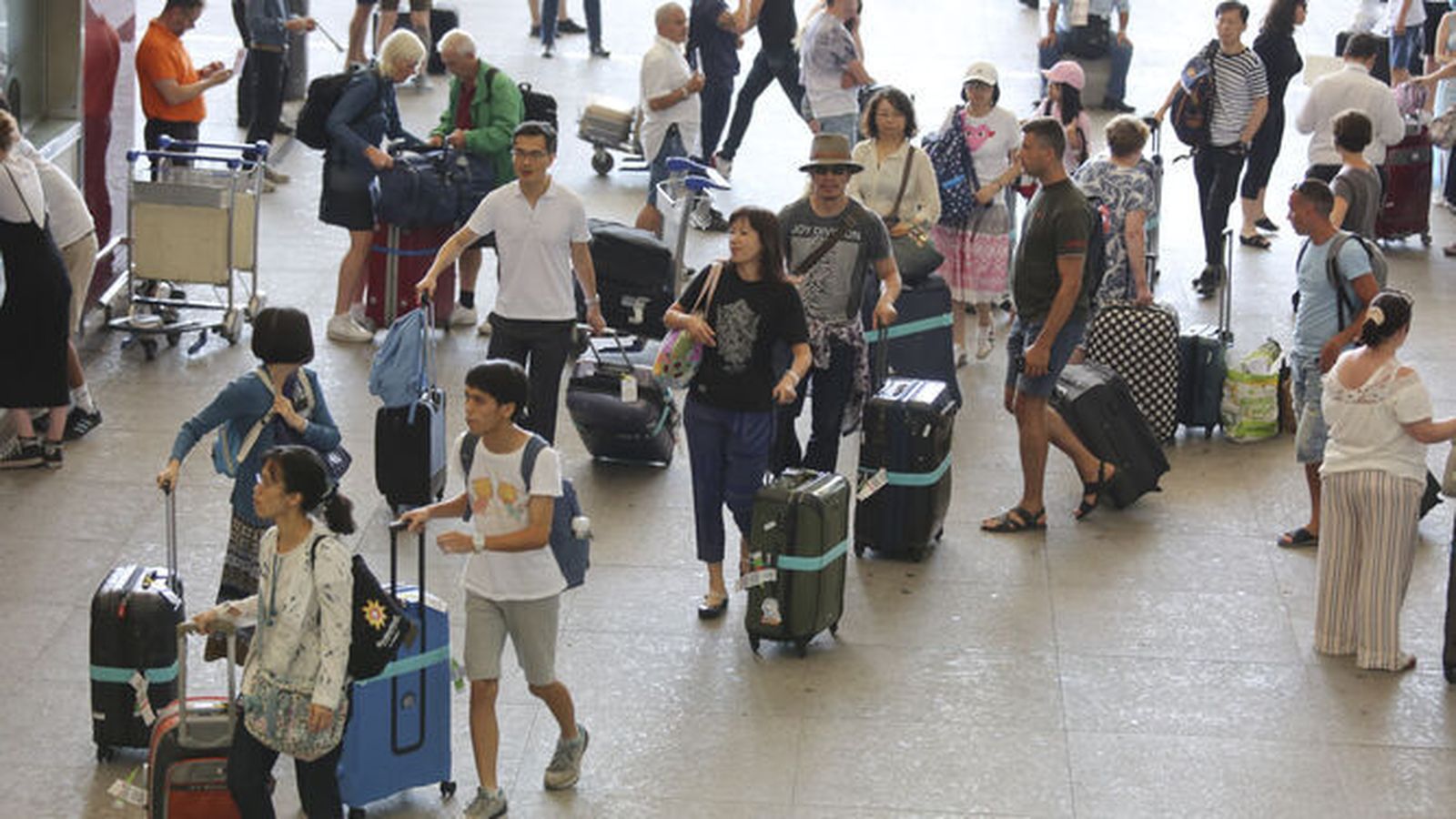 El aeropuerto de Málaga lleno de viajeros en una imagen del verano pasado.