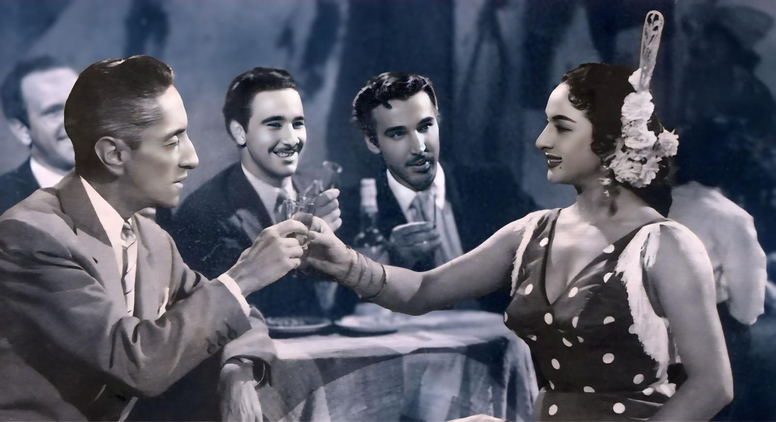 Lola Flores y Agustín Lara brindan con manzanilla en 'Los tres amores de Lola' / Lola Torbellino.
