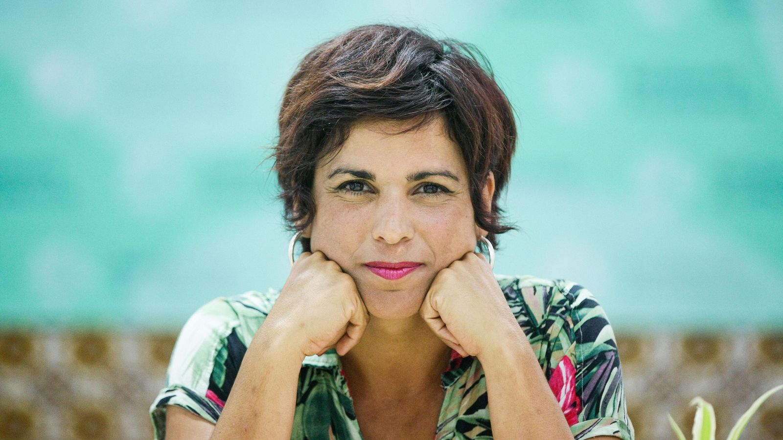 La líder de Adelante Andalucía mira fijamente a la cámara antes de la entrevista con este periódico.