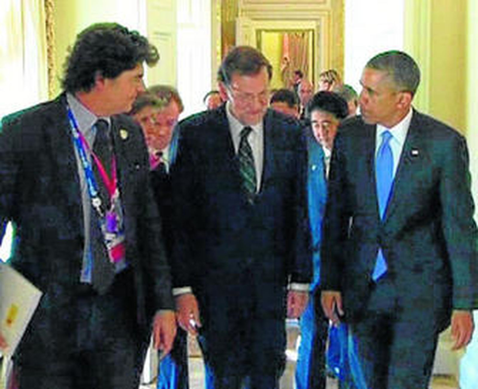 El jefe del Gobierno, Mariano Rajoy, habla con el presidente de EEUU, Barack Obama, ayer en San Petersburgo.