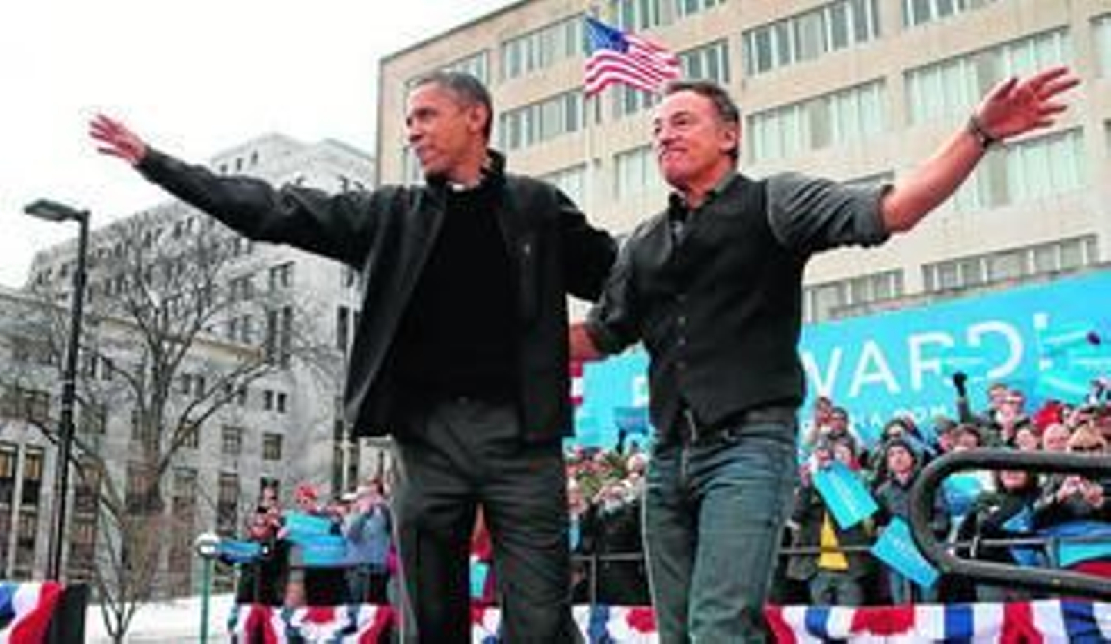 Obama y el cantante Bruce Springsteen saludan a los 18.000 seguidores congregados ayer en Madison, Wisconsin.