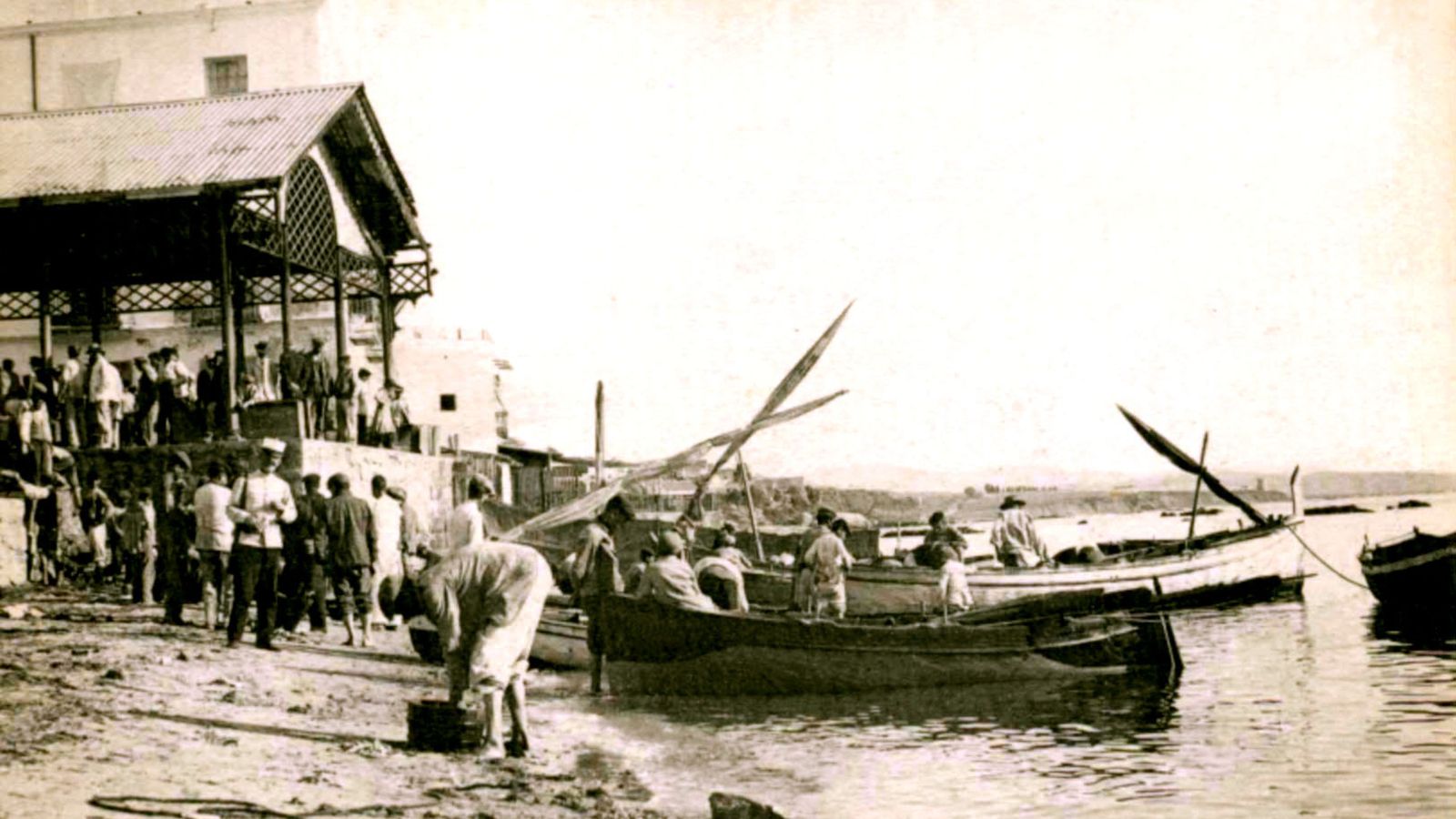 La Pescadería y pescadores desembarcando las capturas. Año 1906.