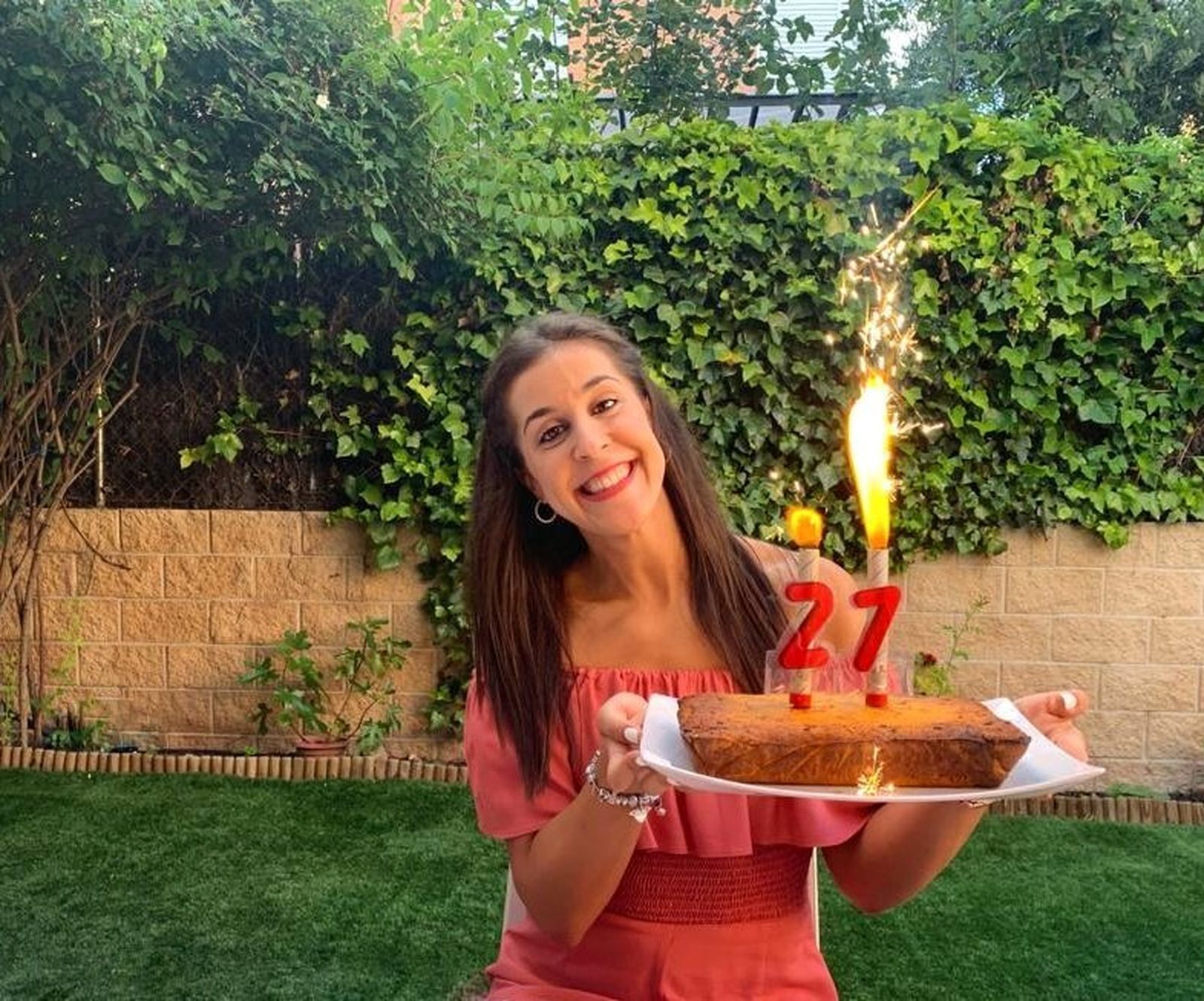 Carolina Marín posa con un bizcocho con el que celebró sus 27 años.