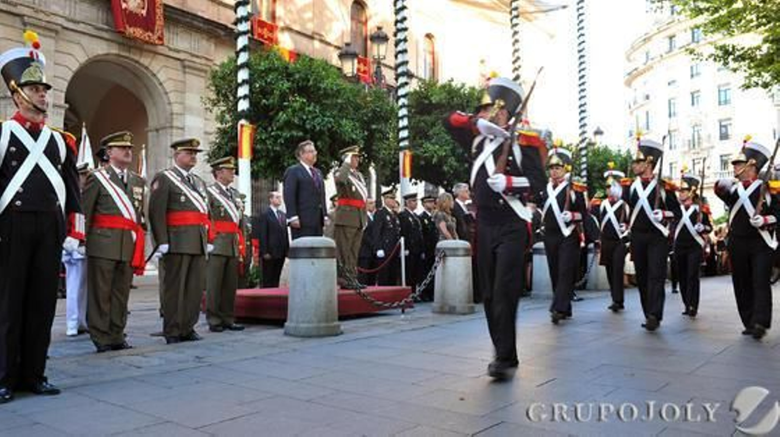 Las imágenes de la jura de bandera y el desfile militar del Día de San Fernando