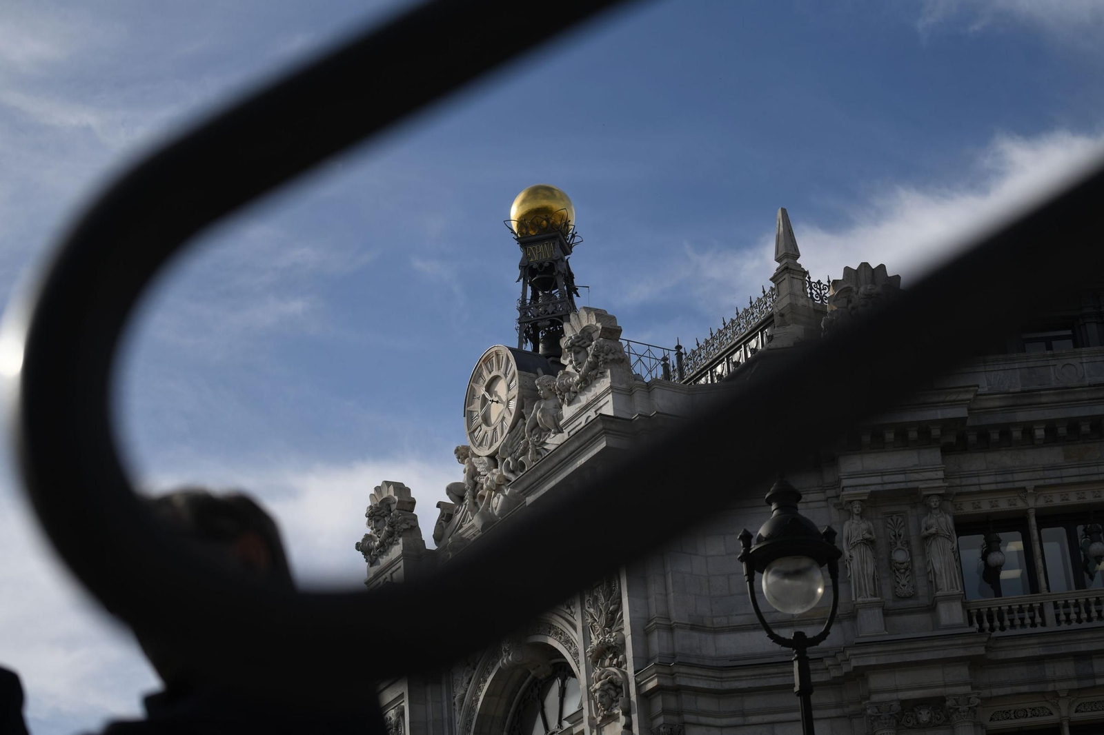 Parte superior de la fachada del Banco de España en Madrid.