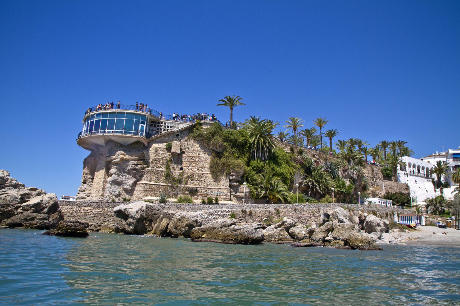 El Balcón de Europa se asoma al Mediterráneo. El Balcón de Europa se asoma al Mediterráneo.
