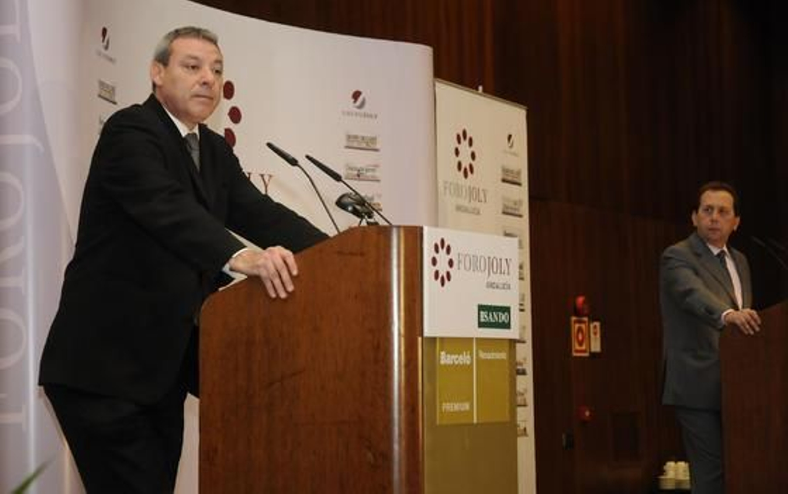 Francisco Álvarez de la Chica, consejero de Educación, responde a las preguntas de José Antonio Carrizosa, director de 'Diario de Sevilla'.

Foto: Juan Carlos V?uez / Victoria Hidalgo