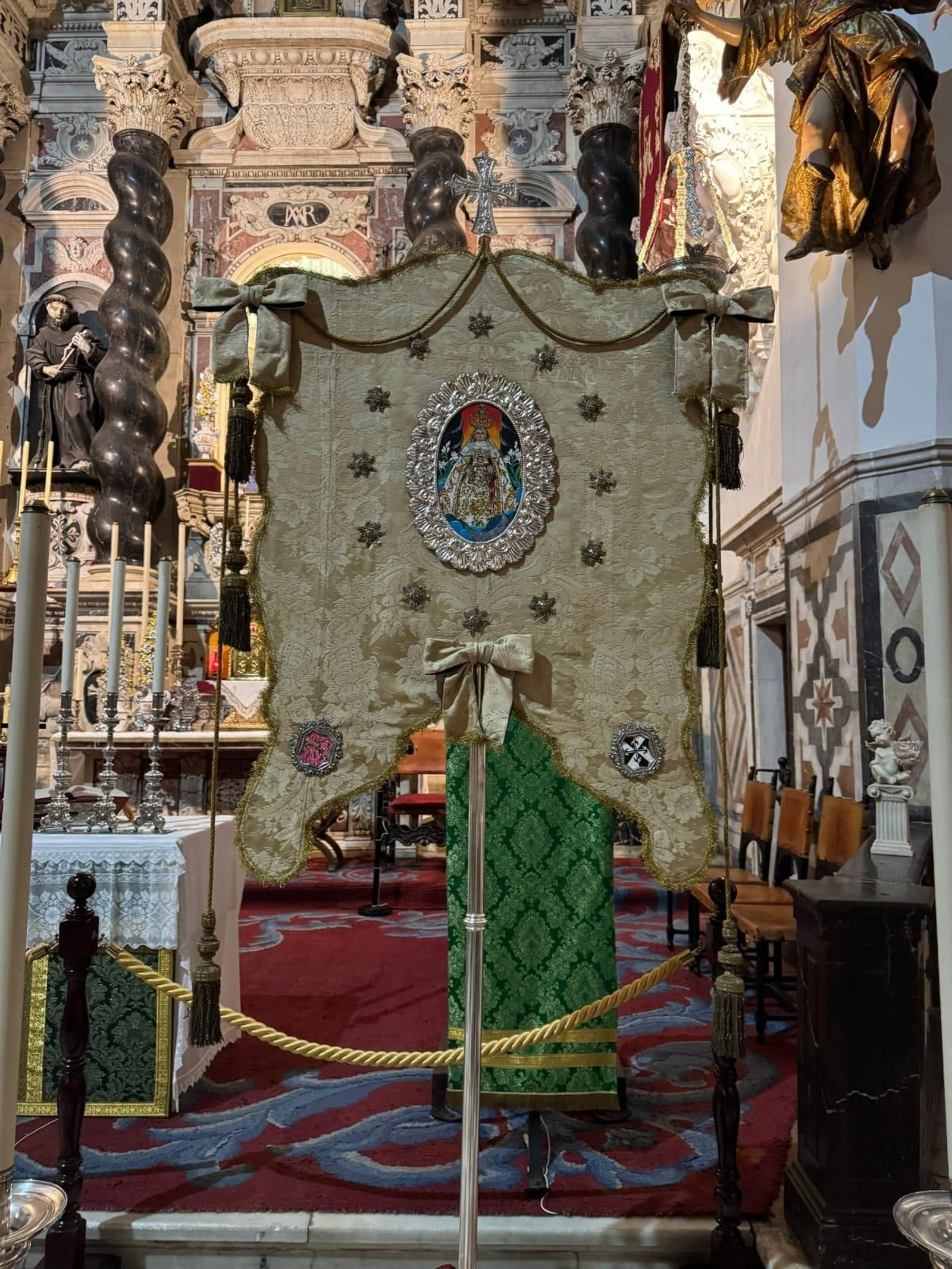 El nuevo Simpecado de la Virgen del Rosario.
