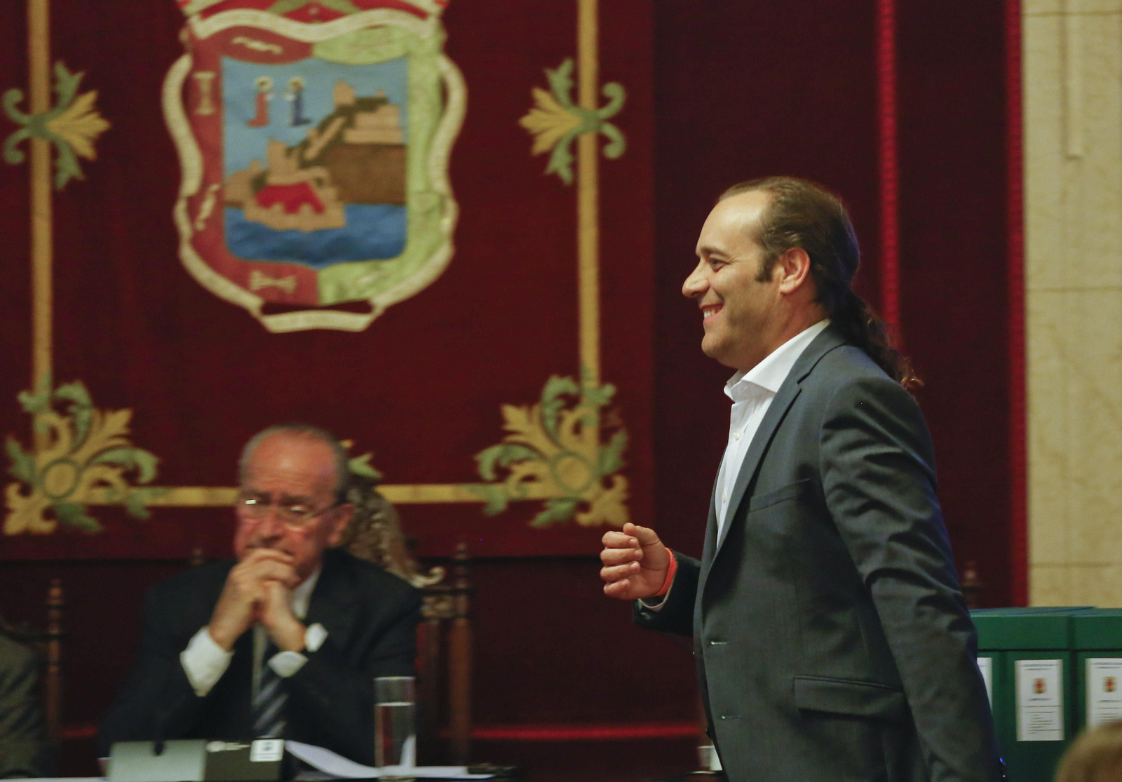 Juan Cassá pasa sonriente junto al alcalde, Francisco de la Torre, en una imagen de archivo.