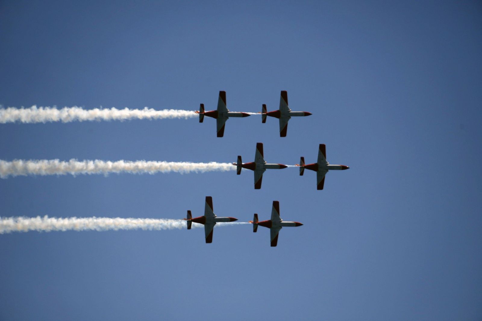 La Patrulla Águila del Ejército se exhibe en el cielo de Málaga.