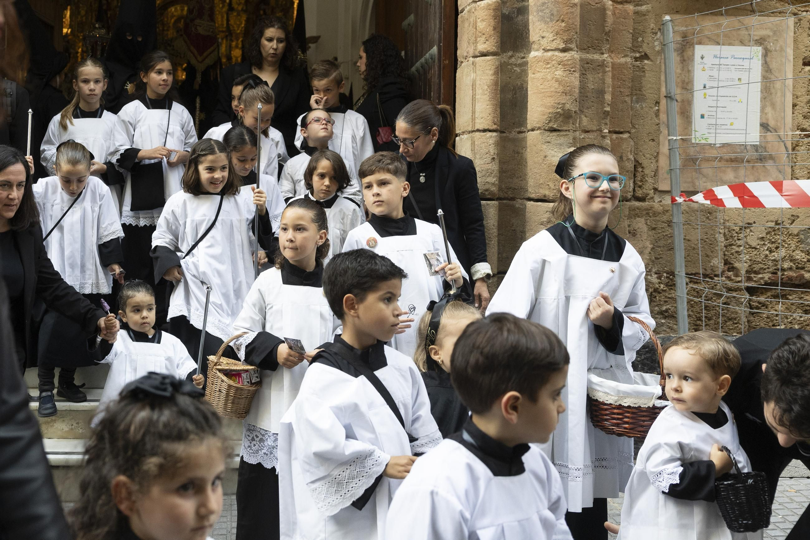 Imágenes de la procesión de la Virgen de los Dolores de Servitas en Cádiz