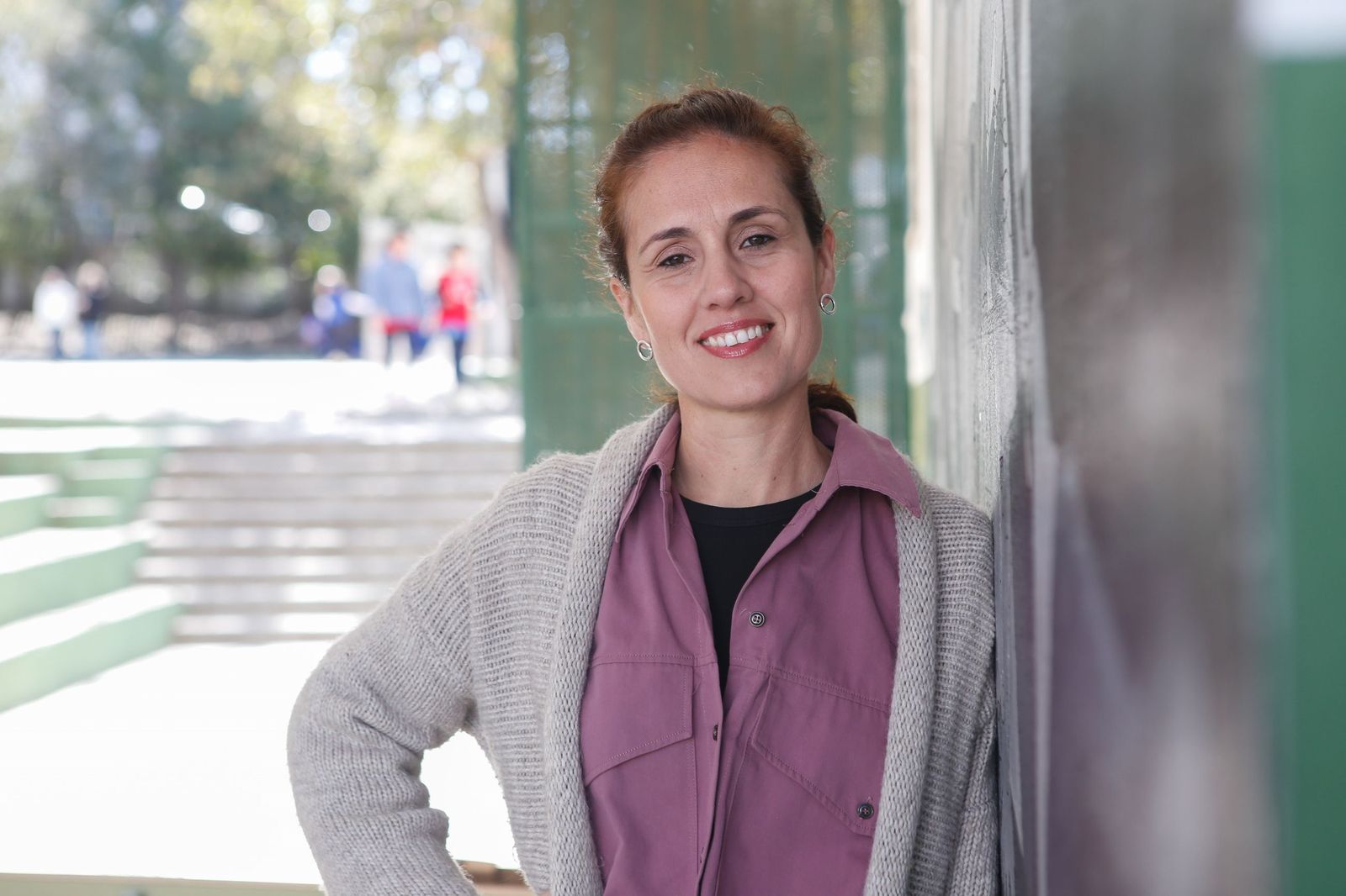 Palma Hoyos Gallardo, en el patio del colegio Los Pinos, su colegio