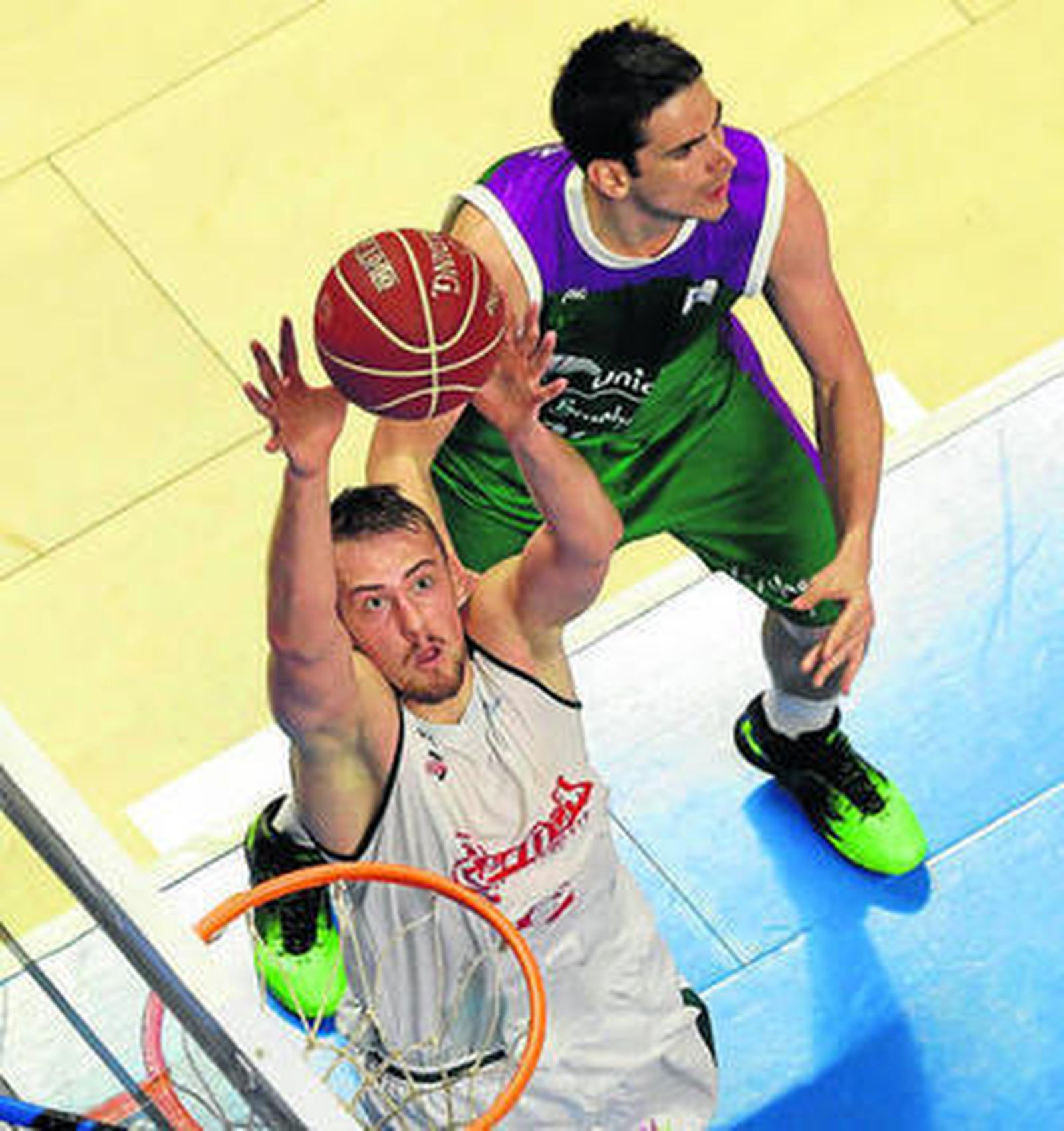 Balvin captura un rebote ante Carlos Suárez.