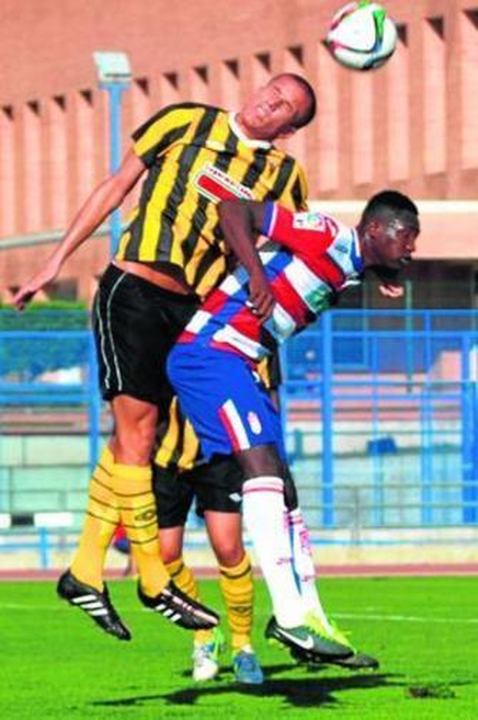 Sulayman, protagonista de los rojiblancos por sus dos goles, pugna por alto un balón dividido.