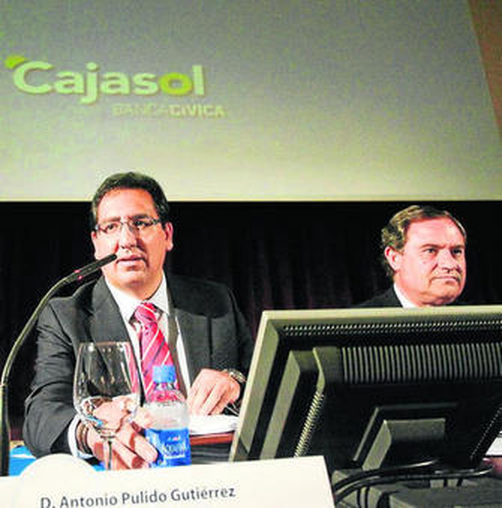 El presidente de Cajasol, Antonio Pulido, y el director general, Juan Salido.