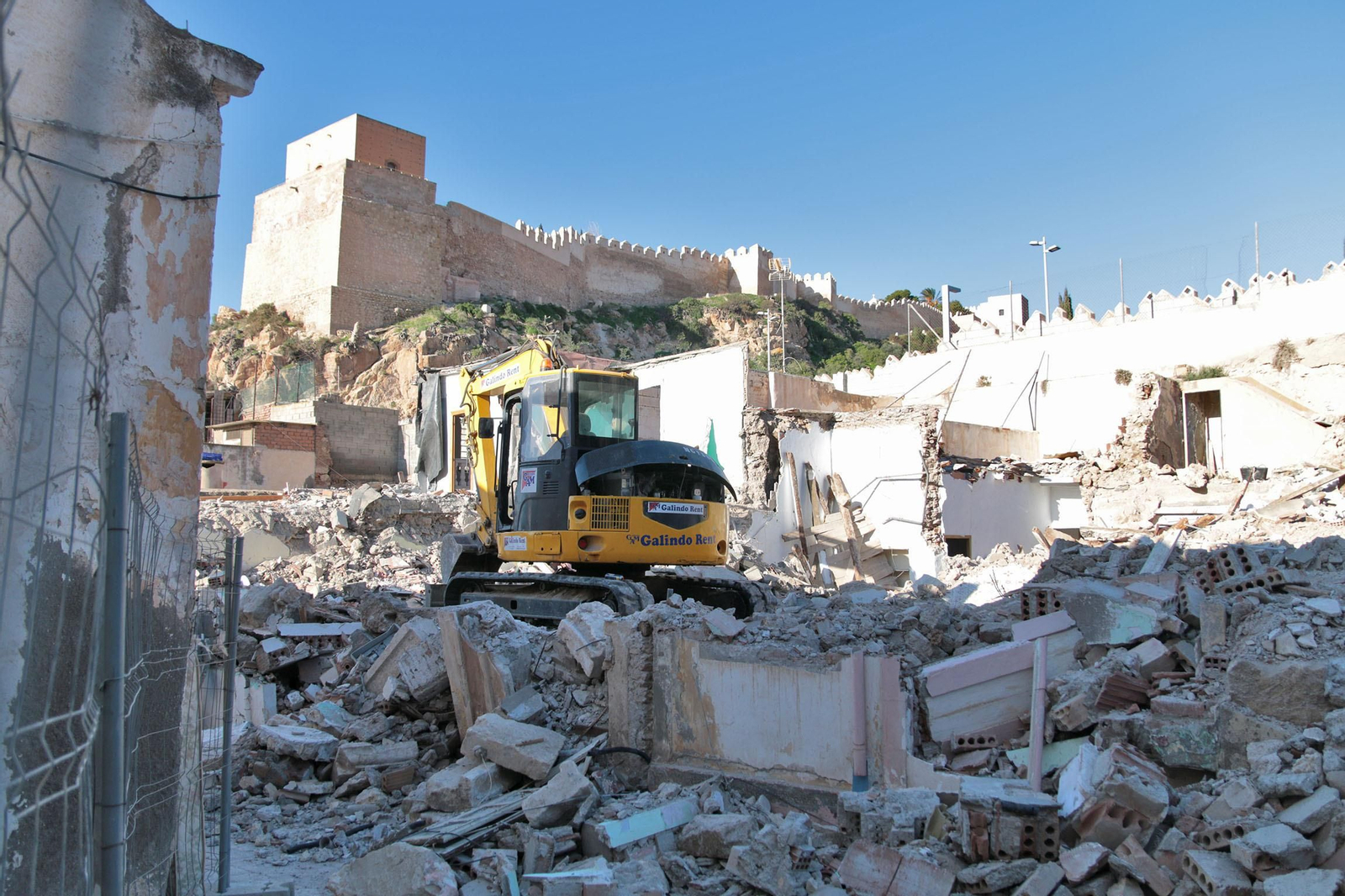 Las imágenes del derribo de las casas del entorno de la Alcazaba