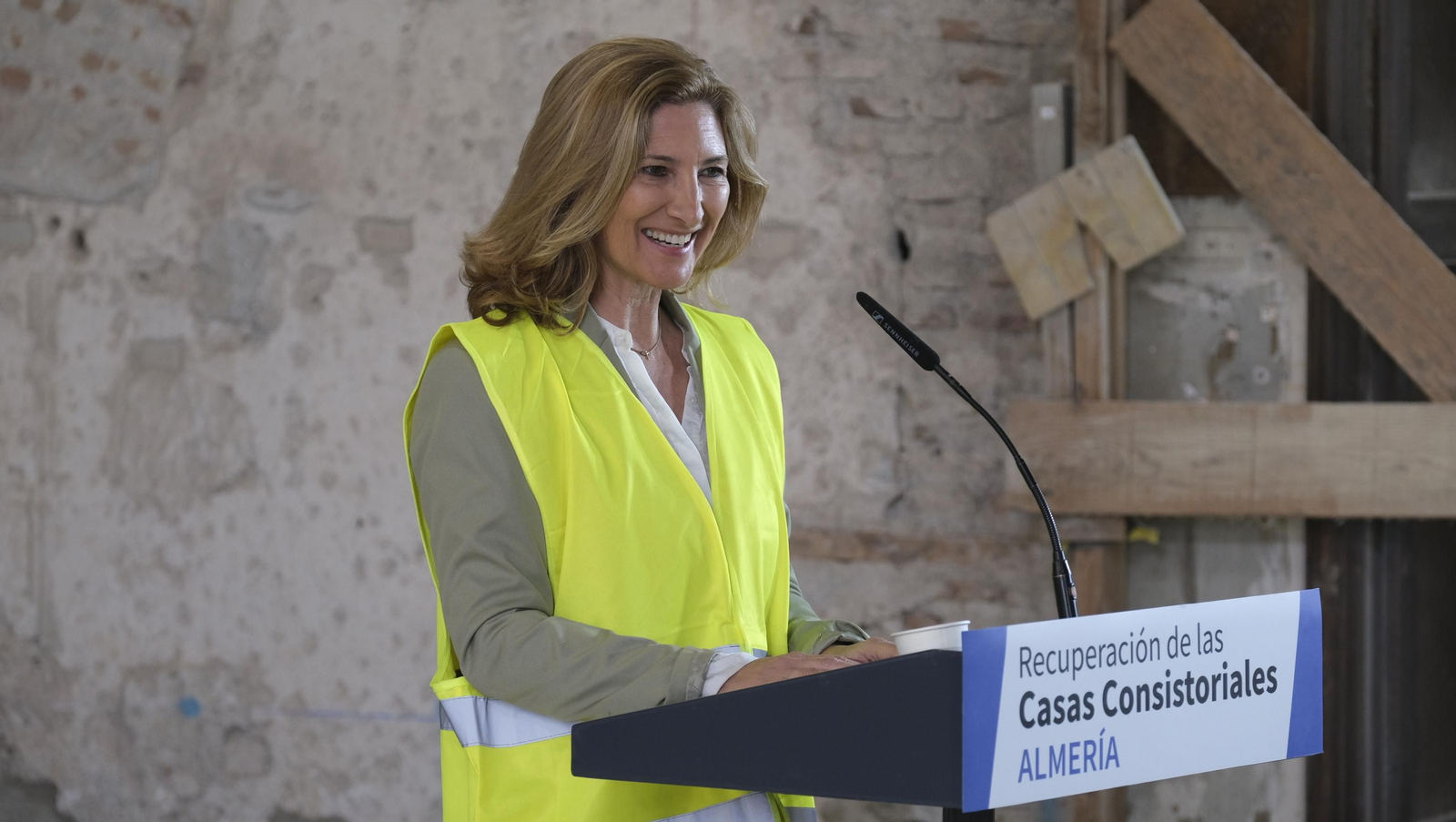 Fotogalería de la visita de Juanma Moreno a las obras del Ayuntamiento de Almería.